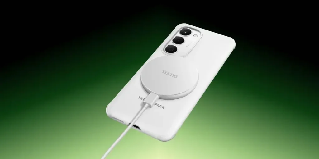 Carga inalámbrica 30W del Tecno Spark 40 Pro+ con pad incluido, teléfono en case protector mostrando 0-100% en 45min, fondo con uso diario como streaming y multitarea en HiOS 15.